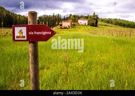 Postpost der Via Francigena in der Toskana zwischen San Gimignamo und Gracciano. Die Via Francigena verfügt über spezielle Symbole und Wegmarkierungen, die Sie begleiten Stockfoto