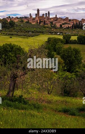 Via Francigena Trail in der Toskana zwischen San Gimignamo und Gracciano. Blick auf San Gimignano, eine italienische Stadt mit ummauerten Hügeln aus dem 13. Jahrhundert in der Toskana. Stockfoto