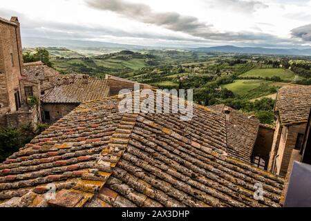 Blick auf die Dächer in der Bergstadt San Gimignano, Toskana, Italien, einer italienischen Bergstadt, die von Mauern aus dem 13. Jahrhundert umgeben ist. Stockfoto