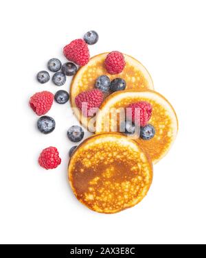 Süße hausgemachte Pfannkuchen mit Blaubeeren und Himbeeren isoliert auf weißem Hintergrund. Stockfoto