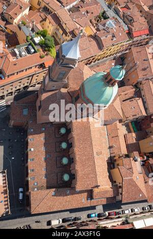 Luftbild der Kirche San Bartolomeo Gaetano in Bologna, Italien von der Spitze des Asinelli-Turms aus gesehen Stockfoto