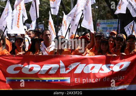 10. Februar 2020, Venezuela, Caracas: Regierungsanhänger und Mitarbeiter der Fluggesellschaft Conviasa nehmen an einem Protest gegen die Ankündigung neuer US-Sanktionen gegen die venezolanische Fluggesellschaft Teil. "Die staatliche Fluggesellschaft Conviasa unterstützt das illegale Regime Maduros durch Flüge von Beamten seines korrupten Regimes auf der ganzen Welt", zitierte das US-Finanzministerium Finanzminister Mnukhin bei der Ankündigung neuer Sanktionen. "Wir werden an internationale Gerichte appellieren", konterte der venezolanische Staatschef Maduro während des Protests vor zahlreichen Anhängern. Foto: Pedro Rances Matt Stockfoto