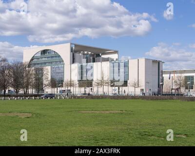 Berlin, DEUTSCHLAND - 6. APRIL 2017: Kanzleramtsgebäude Mit BLAUEM Bewölktem Himmel In Berlin Stockfoto
