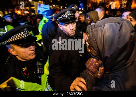 London UK 1Oth Feb 2020 Polizei kollidiert mit Demonstranten außerhalb der Parlamentsgebäude bei Demonstration gegen Abschiebung von 50 Menschen auf einem Charterflug nach Jamaika im Innenministerium. Stockfoto