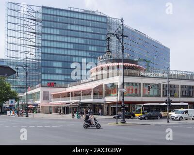 Berlin, 19. JULI 2017: Berühmter Kranzler Eck mit Touristen am Kurfürstendamm in Berlin Stockfoto