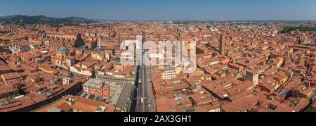 Luftpanorama in Bologna, Italien mit Blick von der Spitze des Asinelli-Turms in westliche Richtung Stockfoto