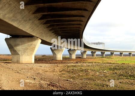 Unter der neuen Mersey Gateway Bridge, die Widnes und Runcorn über den Fluss Mersey Estuary, Widnes, Cheshire, Großbritannien verbindet Stockfoto