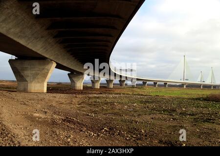 Unter der neuen Mersey Gateway Bridge, die Widnes und Runcorn über den Fluss Mersey Estuary, Widnes, Cheshire, Großbritannien verbindet Stockfoto