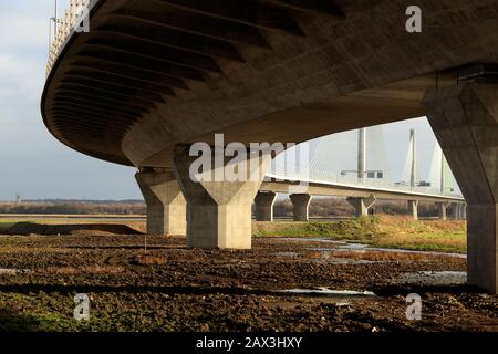 Unter der neuen Mersey Gateway Bridge, die Widnes und Runcorn über den Fluss Mersey Estuary, Widnes, Cheshire, Großbritannien verbindet Stockfoto