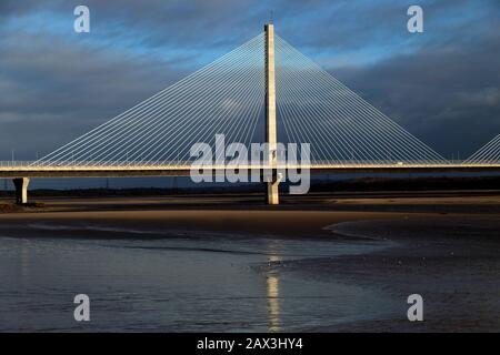 Die neue Mersey Gateway Bridge, die Widnes und Runcorn über den Fluss Mersey Estuary, Widnes, Cheshire, Großbritannien verbindet Stockfoto