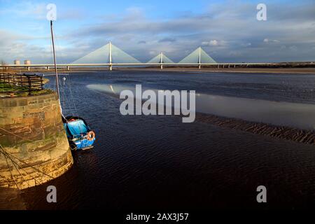 Die neue Mersey Gateway Bridge, die Widnes und Runcorn über den Fluss Mersey Estuary, Widnes, Cheshire, Großbritannien verbindet Stockfoto