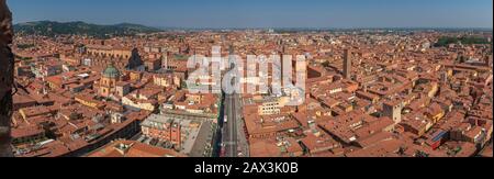 Luftpanorama in Bologna, Italien mit Blick von der Spitze des Asinelli-Turms in westliche Richtung Stockfoto