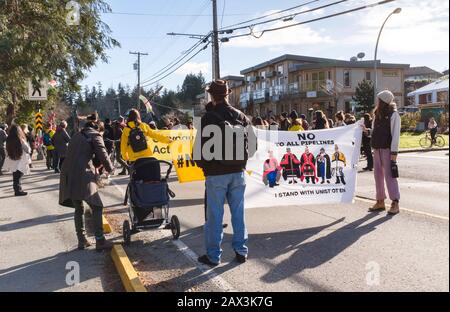 Aktivisten und Demonstranten blockieren eine Kreuzung in Tofino, BC, Kanada, um gegen die Regierung und das Projekt Der Küsten-Gaslink-Pipeline zu protestieren Stockfoto