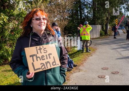 Aktivisten und Demonstranten blockieren eine Kreuzung in Tofino, BC, Kanada, um gegen die Regierung und das Projekt Der Küsten-Gaslink-Pipeline zu protestieren Stockfoto