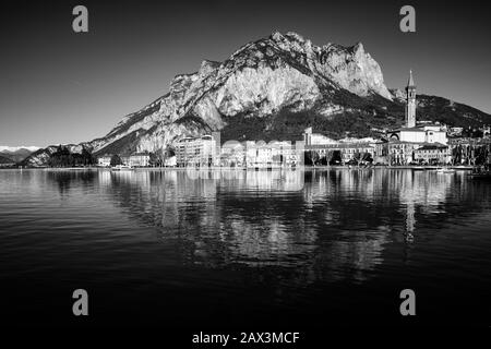 Schöner Panoramablick auf Lecco, der sich auf dem Comer See mit den Bergen dahinter, Italien, widerspiegelt Stockfoto