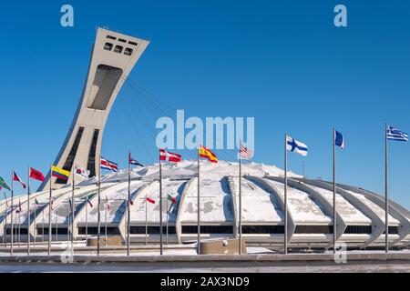 Montreal, CA - 8. Februar 2020: Das Olympiastadion Montreal und sein schrägstehender Turm im Winter Stockfoto