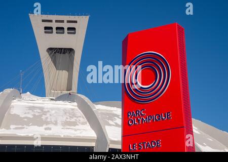Montreal, CA - 8. Februar 2020: Das Olympiastadion Montreal und sein schrägstehender Turm im Winter Stockfoto