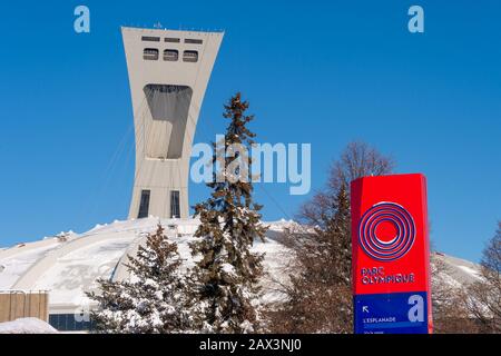 Montreal, CA - 8. Februar 2020: Das Olympiastadion Montreal und sein schrägstehender Turm im Winter Stockfoto