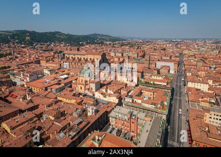 Stadtbild von Bologna, Italien mit Blick von der Spitze des Asinelli-Turms auf die Piazza Maggiore, die Basilika San Petronio und Santa Maria della Vita Stockfoto