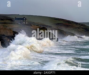 Porthleven, Cornwall, Großbritannien. Februar 2020. Sturm Ciara immer noch die kornische Küste bei Porthleven durchstoßen. Bob Sharples/Alamy Live News Stockfoto