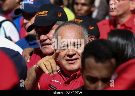 10. Februar 2020, Venezuela, Caracas: Diosdado Cabello (M.), Chef der regierungsfreundlichen Verfassungsgebenden Versammlung, protestiert mit Anhängern der Regierung und Arbeitern der Fluggesellschaft Conviasa gegen die Ankündigung neuer Sanktionen gegen die venezolanische Fluggesellschaft durch die USA. "Die staatliche Fluggesellschaft Conviasa unterstützt das illegale Regime Maduros durch Flüge von Beamten seines korrupten Regimes auf der ganzen Welt", zitierte das US-Finanzministerium Finanzminister Mnukhin bei der Ankündigung neuer Sanktionen. "Wir werden an internationale Gerichte appellieren", konterte der venezolanische Staatschef Maduro in Fron Stockfoto