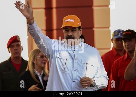 10. Februar 2020, Venezuela, Caracas: Nicolas Maduro, präsident Venezuelas, trägt eine Obergrenze der venezolanischen Fluggesellschaft Conviasa und Wellen an die Anhänger aus Protest gegen die Ankündigung neuer US-Sanktionen gegen die venezolanische Fluggesellschaft. "Die staatliche Fluggesellschaft Conviasa unterstützt das illegale Regime Maduros durch Flüge von Beamten seines korrupten Regimes auf der ganzen Welt", zitierte das US-Finanzministerium Finanzminister Mnukhin in der Ankündigung. Vor Anhängern konterte das venezolanische Staatsoberhaupt: "Wir werden den Internationalen Gerichtshof anrufen". Foto: Pedro Rances Mattey / dpa Stockfoto