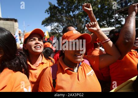 10. Februar 2020, Venezuela, Caracas: Orangefarbene Anhänger der Regierung nehmen an einem Protest gegen die Ankündigung neuer US-Sanktionen gegen die venezolanische Fluggesellschaft Conviasa Teil. "Die staatliche Fluggesellschaft Conviasa unterstützt das illegale Regime Maduros durch Flüge von Beamten seines korrupten Regimes auf der ganzen Welt", zitierte das US-Finanzministerium Finanzminister Mnukhin bei der Ankündigung neuer Sanktionen. "Wir werden an internationale Gerichte appellieren", konterte der venezolanische Staatschef Maduro während des Protests vor zahlreichen Anhängern. Foto: Pedro Rances Mattey / dpa Stockfoto