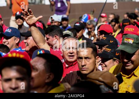 10. Februar 2020, Venezuela, Caracas: Diosdado Cabello (M.), Chef der regierungsfreundlichen Verfassungsgebenden Versammlung, protestiert mit Anhängern der Regierung und Arbeitern der Fluggesellschaft Conviasa gegen die Ankündigung neuer Sanktionen gegen die venezolanische Fluggesellschaft durch die USA. "Die staatliche Fluggesellschaft Conviasa unterstützt das illegale Regime Maduros durch Flüge von Beamten seines korrupten Regimes auf der ganzen Welt", zitierte das US-Finanzministerium Finanzminister Mnukhin bei der Ankündigung neuer Sanktionen. "Wir werden an internationale Gerichte appellieren", konterte der venezolanische Staatschef Maduro in Fron Stockfoto