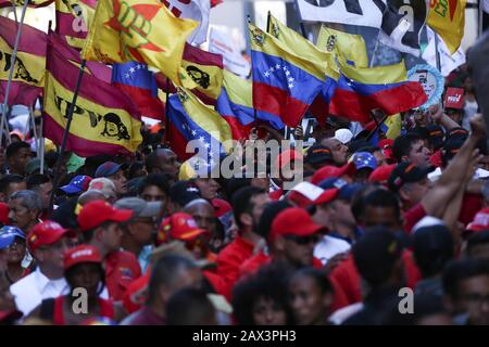 10. Februar 2020, Venezuela, Caracas: Die Anhänger der Regierung winken in einem Protest gegen die Ankündigung neuer US-Sanktionen gegen die venezolanische Fluggesellschaft Conviasa mit venezolanischen Flaggen. "Die staatliche Fluggesellschaft Conviasa unterstützt das illegale Regime Maduros durch Flüge von Beamten seines korrupten Regimes auf der ganzen Welt", zitierte das US-Finanzministerium Finanzminister Mnukhin bei der Ankündigung neuer Sanktionen. "Wir werden an internationale Gerichte appellieren", konterte der venezolanische Staatschef Maduro während des Protests vor zahlreichen Anhängern. Foto: Pedro Rances Mattey / dpa Stockfoto