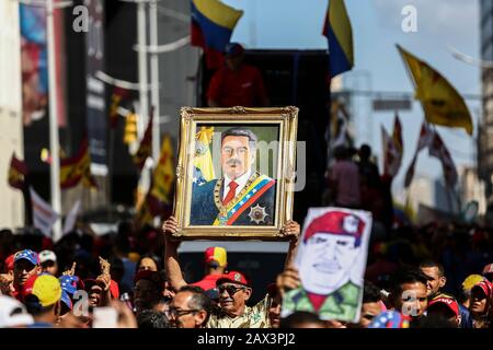 10. Februar 2020, Venezuela, Caracas: Die venezolanischen Regierungsbefürworter halten Porträts von Präsident Maduro und dem verstorbenen Staatschef Chavez aus Protest gegen die Ankündigung neuer US-Sanktionen gegen die venezolanische Fluggesellschaft Conviasa vor. "Die staatliche Fluggesellschaft Conviasa unterstützt das illegale Regime Maduros durch Flüge von Beamten seines korrupten Regimes auf der ganzen Welt", zitierte das US-Finanzministerium Finanzminister Mnukhin in der Ankündigung. Vor Anhängern konterte das venezolanische Staatsoberhaupt: "Wir werden den Internationalen Gerichtshof anrufen". Foto: Pedro Rances Mattey/d Stockfoto