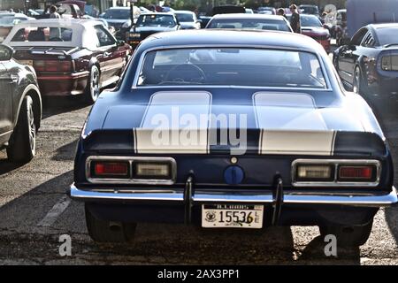 Downers GROVE, VEREINIGTE STAATEN - 07. Juni 2019: Ein blauer Ford Torino mit weißen Streifen in der Downers Grove Car Show - Friday Night Lights Stockfoto