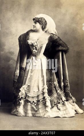 Ca, Paris, FRANKREICH: Die französische Comedie Française Schauspielerin REJANE ( richtiger Name Gabrielle Charlotte Reju, Paris 1856 - 1920 ). Rejane war die Geliebte des gefeierten italienischen Schauspielers Dario Niccodemi (* zwischen den Jahren von 1934 und 1934 in Rom; Foto von Paul Boyer Paris - Attrice - THEATER - DIVA - DIVINA - Satin - Raso - pizzo - Piume - Federn - BELLE EPOQUE - PROFIL - PROFILO - MODE - MODA - Pelz - Pelliccia - Mantello - Mantel - XIX JAHRHUNDERT - Dekolleté - Scollatura - Halsöffnung -- -- ARCHIVIO GBB Stockfoto