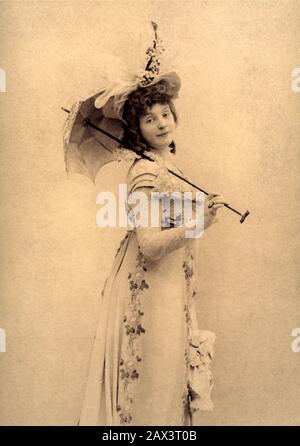 1890 Ca, Paris, FRANKREICH: Die französische Comedie Française Schauspielerin REJANE ( richtiger Name Gabrielle Charlotte Reju, Paris 1856 - 1920 ). Rejane war die Geliebte des gefeierten italienischen Schauspielers Dario Niccodemi (* um 1874 in Rom; † 1934 in Rom). - Attrice - THEATER - DIVA - DIVINA - Satin - Raso - pizzo - Piume - Federn - BELLE EPOQUE - PROFIL - PROFILO - MODE - MODA - Regenschirm - ombrello - ombrellino - Parasole - Hut - cappello - Ring - Anello ------ ARCHIVIO GBB Stockfoto