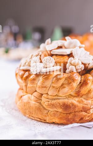 Dekoriert Brot für die Feier ein Heiligen orthodoxen Glauben. Serbischen Tradition und kulturelles Erbe. Stockfoto