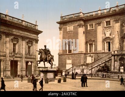 Ca. , ROMA, ITALIEN : Die PIAZZA DEL CAMPIDOGLIO mit dem Marcaurelio Denkmal . Photocrom Print Colors Rediged by Detroit Publishing Co. - CHIESA - ROME - LAZIO - ITALIA - FOTO STORICHE - GESCHICHTE - GEOGRAFIA - GEOGRAPHIE - ARCHITETTURA - ARCHITEKTUR - Piazza - Platz - Kapitol - Kapitolium --- Archivio GBB Stockfoto