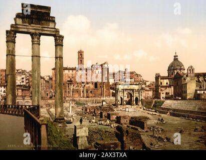 Ca. , ROMA, ITALIEN: Der FORI IMPERIALI, FORO BOARIO, der TEMPIO DI SATURNO und der ARCO DI SETTIMIO SEVERO, im Hintergrund der Campidoglio. Photocrom Print Colors Rediged by Detroit Publishing Co. - CHIESA - ROME - LAZIO - ITALIA - FOTO STORICHE - GESCHICHTE - GEOGRAFIA - GEOGRAFIE ARCHITETTURA - ARCHITEKTUR - Rudere romano - ARCHEOLOGIA - ARCHÄOLOGIE --- Archivio GBB Stockfoto