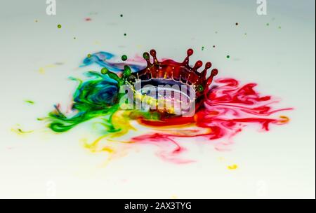 Platzt aus bunten, hellen Farben in Form von Kronen und bunten Spritzern. Stockfoto