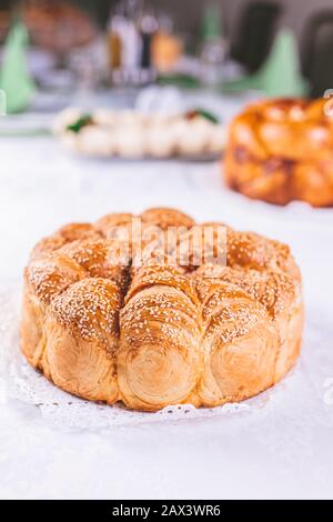 Nahaufnahme von Brot mit Sesam auf dem Tisch. Stockfoto