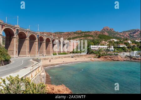 Eisenbahnviadukt vor dem massiv de l'Esterel, Antheor, Var, Provence-Alpen-Cote d'Azur, Frankreich Stockfoto