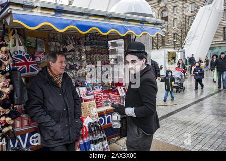 London, GROSSBRITANNIEN - 20. Februar 2014: Charlie Chaplin Imitator am Südufer der Themse in London, Großbritannien Stockfoto