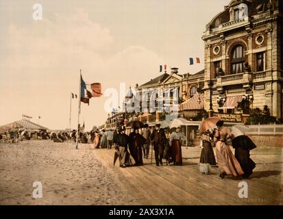 1905 Ca, TROUVILLE (Trouville-sur-Mer), FRANKREICH: Promenade und Grand Salon, TROUVILLE. Photocrom von Detroit Publishing Co., USA . Trouville ist eine Gemeinde im Département Calvados in der Region Basse-Normandie im Nordwesten Frankreichs. Trouville-sur-Mer grenzt an Deauville. Dieses Fischerdorf ist eine beliebte Touristenattraktion in der Normandie - FOTO STORICHE - GESCHICHTSFOTOS - GEOGRAFIA - GEOGRAPHIE - ARCHITEKTUR - ARCHITETTURA - Haus - Casa - Heim - VECCHIA Europa - ALTES EUROPA - FRANCIA - Passeggiata - Lungomare - BELLE EPOQUE - OTTOCENTO - XIX Jahrhundert - 800 - 800 - Stute - Meer Stockfoto