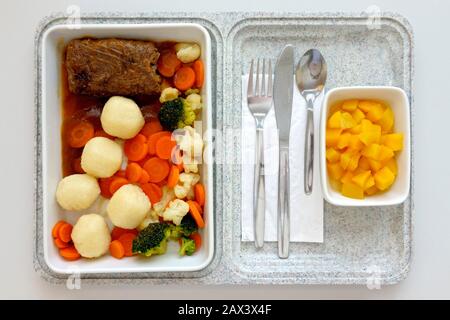 Fertiggerichte, Mittagessen im Krankenhaus mangelhaft, Rinderroulade, Sauce, Kartoffelklöße, buntes Gemüse, Aprikosenkompott, Deutschland Stockfoto