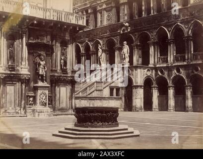 1875 ca. , VENEDIG, ITALIEN: Das Innere des PALAZZO DUCALE, Die Treppe des Giganten. Foto von Salviati . - CHIESA CATTOLICA - KIRCHE - VENEDIG - VENETIEN - ITALIEN - FOTO STORICHE - GESCHICHTE - GEOGRAFIA - GEOGRAPHIE - ARCHITETTURA - ARCHITEKTUR - KUNST - ARTE - OTTOCENTO - 800 - VENETIEN - PALAST - kortiles Interno - Scala dei Giganti - Statua - Statue - Marmo - marmi - Murmeln - Statuen - scalinata - pozzo - Pit --- Archivio GBB Stockfoto