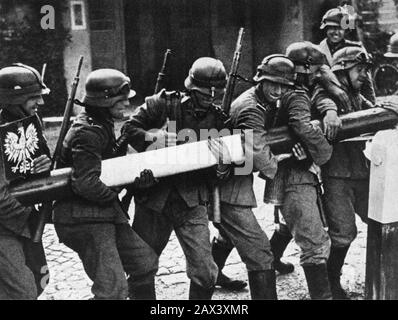 1939 , 1. september : Das nationalsozialistische Deutschland greift Polen an. Auf diesem Foto erheben die deutschen Soldaten die Latte der Grenze zu Polen und den Beginn des Zweiten Weltkriegs - BLITZKRIEG - blitz - zweiten Weltkrieg - WELTKRIEG 2. - SCOPIO SECONDA GUERRA MONDIALE - WW2nd - WW2 - Fotostoriche - Foto storica - GERMANIA - Polonia - Confine di frontiera - HISTORIENFOTOS - ANNI TRENTA - 30 - 30 - NAZIST - NAZISTA - NAZISTI - NAZISMO - NAZISMUS --- Archivio GBB Stockfoto