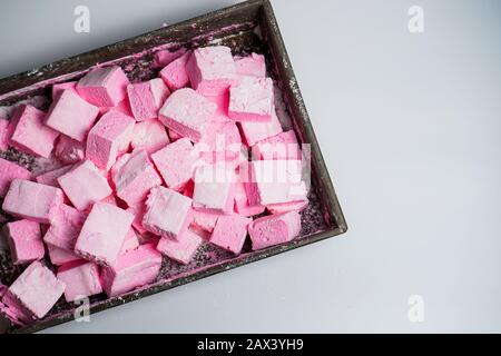 Hausgemachte rosafarbene Marshmallows in einer Pfanne Stockfoto