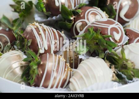 Erdbeere mit Schokolade auf dem Teller auf dem Tisch bedeckt. Stockfoto
