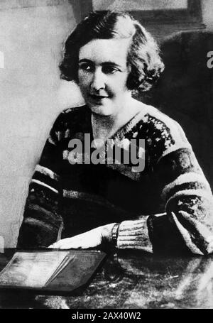 1930 Ca, LONDON, GROSSBRITANNIEN: Die britische Schriftstellerin Detektives erzählt AGATHA CHRISTIE ( Torquay , Devonshire, 1891 - Wallingford, Oxford 1976 ). - SCRITTRICE - SCRITTRICE - SCRITTORE - LETTERATURA - LITERATUR - Letterato - Ritratto - Porträt - Triller - Romanzo giallo - Romanzi - Golf - GESCHICHTE - FOTO STORICHE --- Archivio GBB Stockfoto