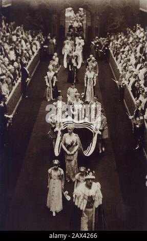 1937, 12. Mai, Westminster Abbey, London, England: Der Krönungstag von König GEORG VI. Und Königin ELIZABETH. Auf diesem Foto ist die zukünftige Königin ELISABETH II. Von England (* 1926 ) mit der Großmutter Königin MARIA zu sehen. - REALI - KÖNIGTUM - nobili - Nobiltà - Adel - GRAND BRETAGNA - GROSSBRITANNIEN - INGHILTERRA - REGINA - WINDSOR - Haus von Sachsen-Coburg-Gotha - Berühmtheitpersönlichkeit Berühmtheiten Persönlichkeiten als kleine Kinder - celebrità personalità da giovani giovane piccoli bambini bambino bambina - Pelz - Pelliccia - Halskette - Ermellino - Ermin - INCORONAZIONE - Stockfoto