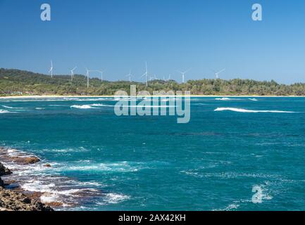 Windkraftanlagen entlang des Horizonts in La'ie an der Nordostküste von Oahu auf Hawaii Stockfoto