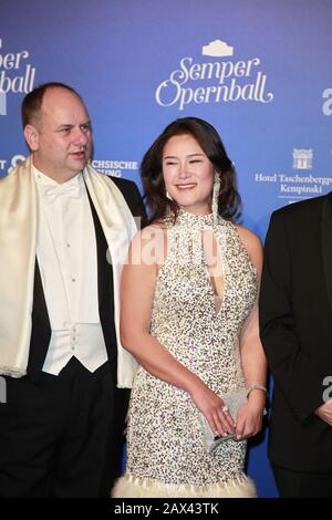 Dirk Hilbert mit Ehefrau Su Yeon Hilbert beim 15. SemperOpernball 2020 in Dresden in der Semperoper. Dresden, Stockfoto